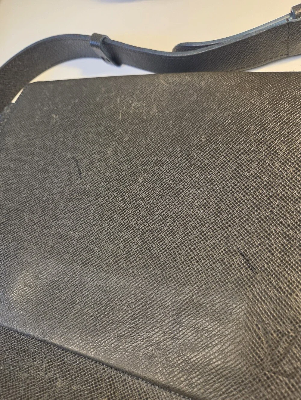 Louis Vuitton Roman MM Taiga Messenger Bag Black Leather W12.59